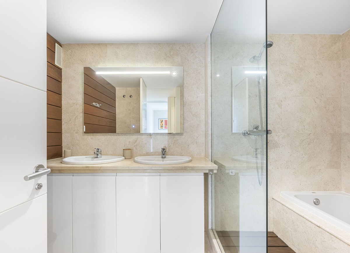 Se vende Apartamento Planta Media de 3 dormitorios en Costa Del Sol, Málaga, España