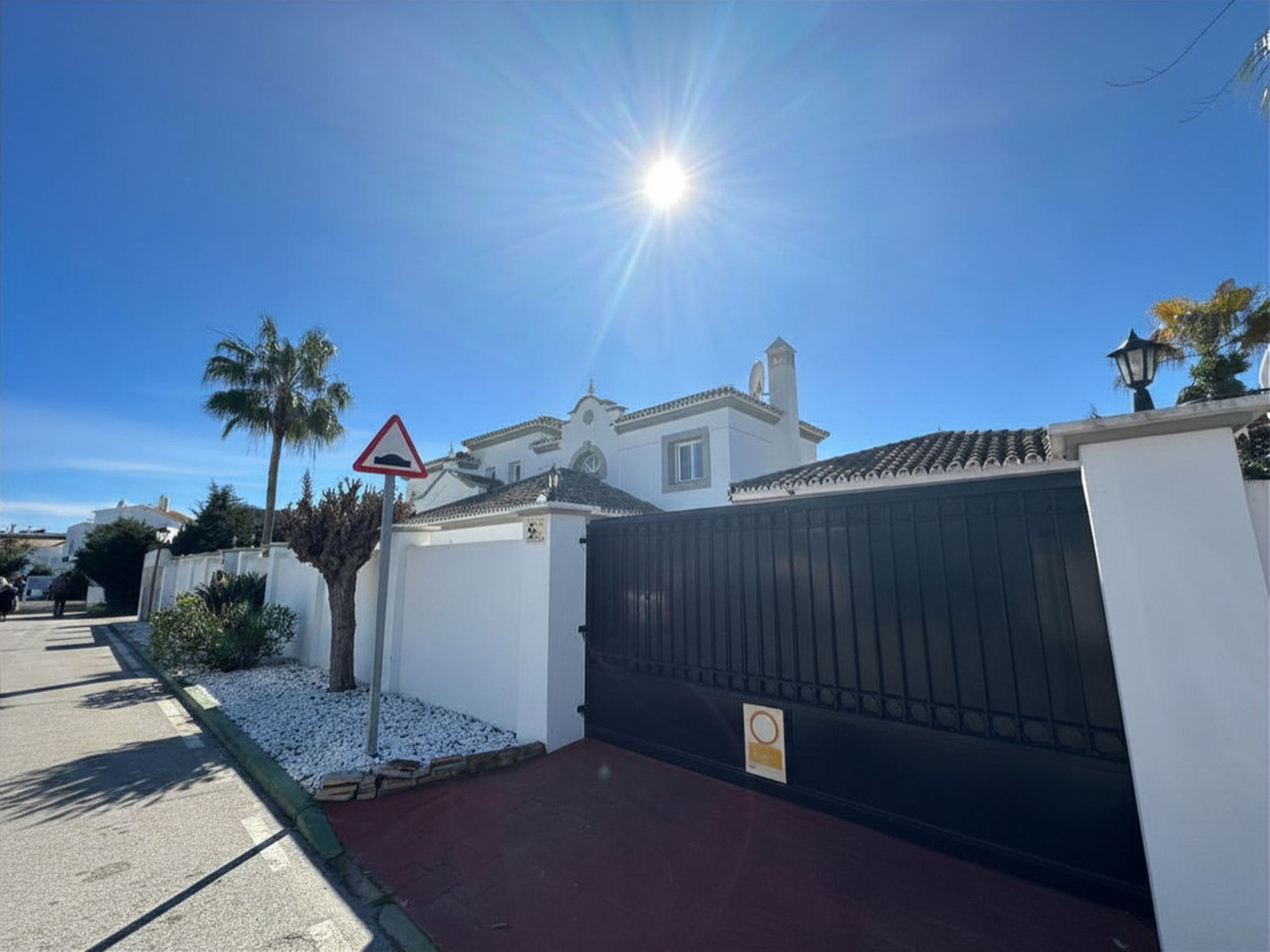 4 Bed Townhouse for sale in Estepona Costa Del Sol, Málaga, Spain