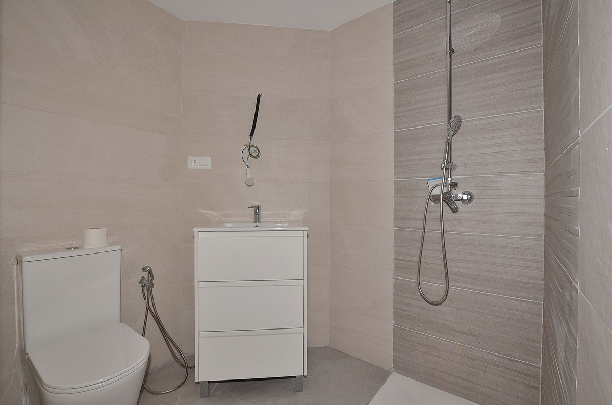 Se vende Apartamento Planta Media de 2 dormitorios en Costa Del Sol, Málaga, España