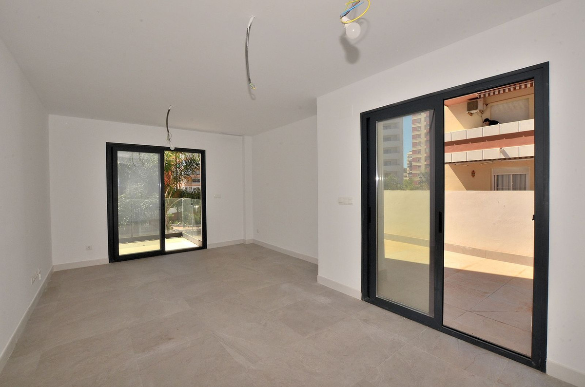 Se vende Apartamento Planta Media de 2 dormitorios en Costa Del Sol, Málaga, España