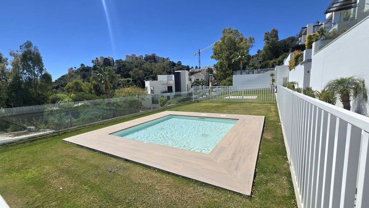 2 Bed Apartment for sale in Benahavís Costa Del Sol, Málaga, Spain