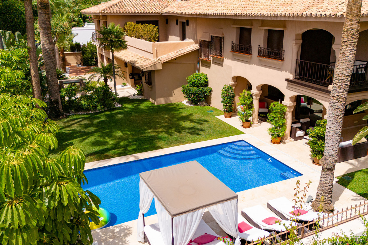 4 Bed Townhouse for sale in Los Monteros Costa Del Sol, Málaga, Spain