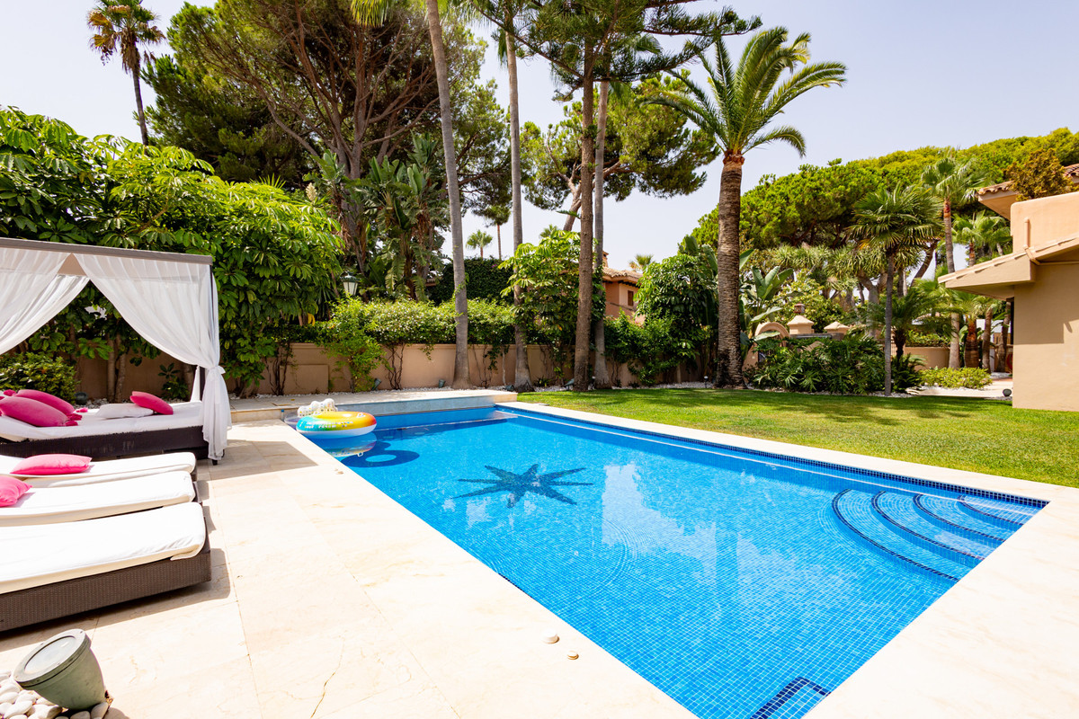 4 Bed Townhouse for sale in Los Monteros Costa Del Sol, Málaga, Spain