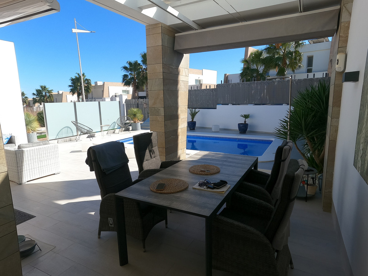 Se vende Villa - Chalet de 3 dormitorios en Costa Blanca, Alicante, España