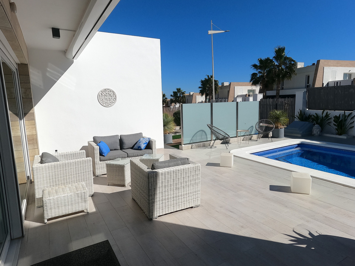 Se vende Villa - Chalet de 3 dormitorios en Costa Blanca, Alicante, España