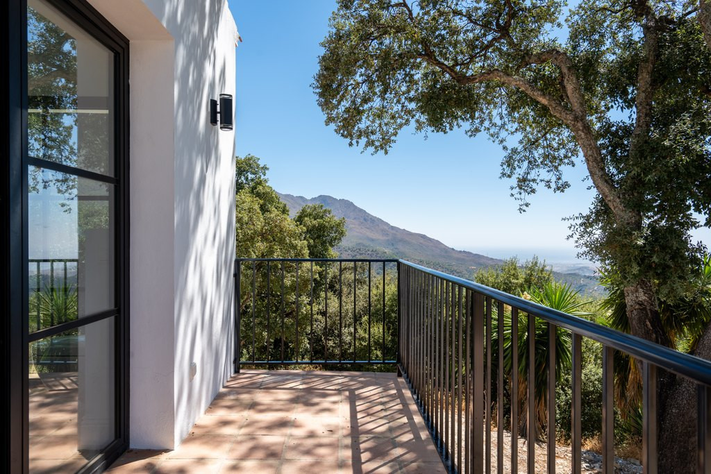 5 Bed Townhouse for sale in Casares Costa Del Sol, Málaga, Spain