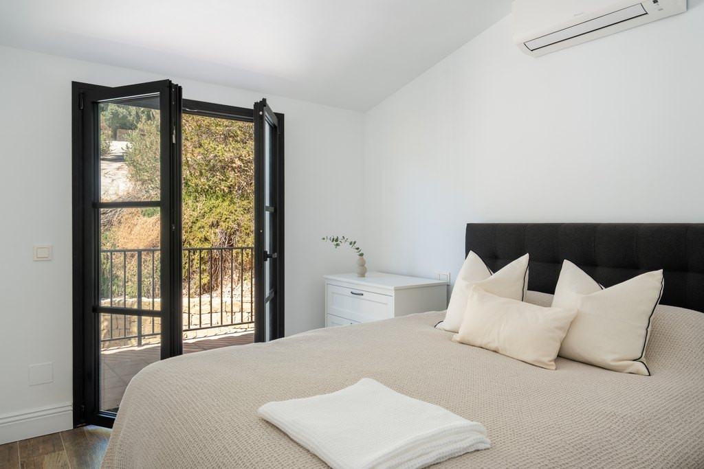 5 Bed Townhouse for sale in Casares Costa Del Sol, Málaga, Spain