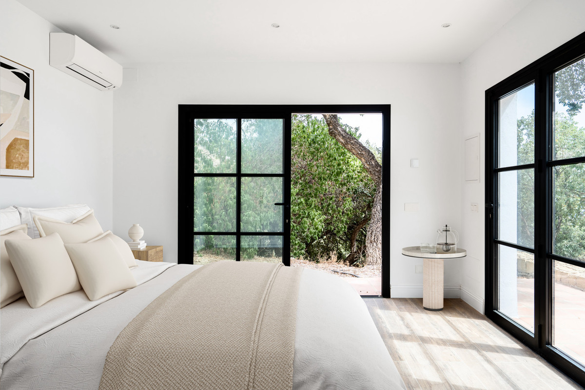 5 Bed Townhouse for sale in Casares Costa Del Sol, Málaga, Spain