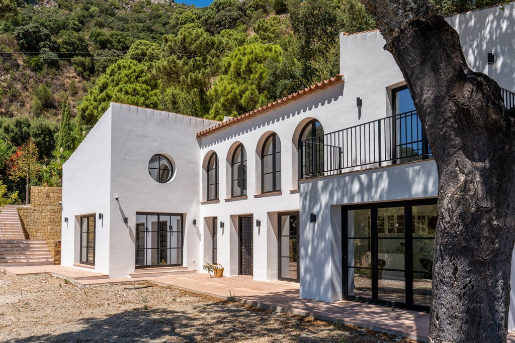 5 Bed Townhouse for sale in Casares Costa Del Sol, Málaga, Spain