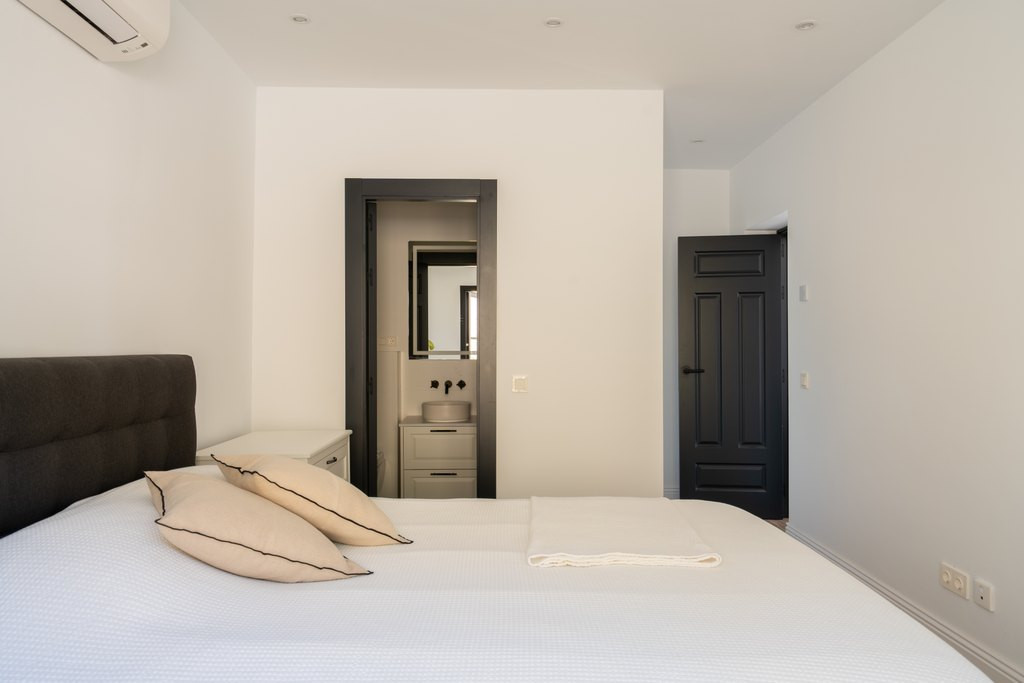 5 Bed Townhouse for sale in Casares Costa Del Sol, Málaga, Spain