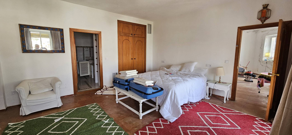 5 Bed Townhouse for sale in Gaucín Costa Del Sol, Málaga, Spain