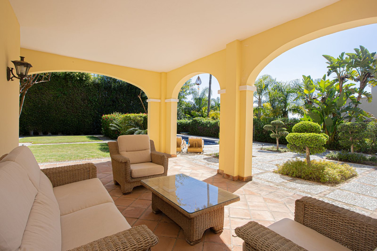 5 Bed Townhouse for sale in El Paraiso Costa Del Sol, Málaga, Spain