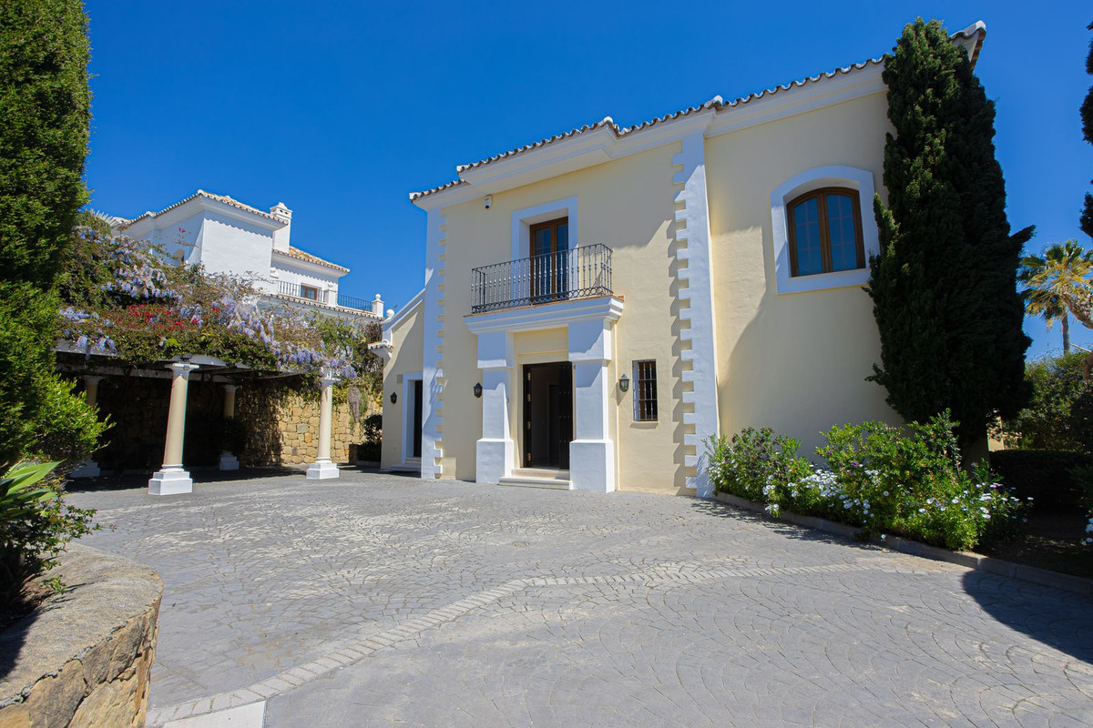 5 Bed Townhouse for sale in El Paraiso Costa Del Sol, Málaga, Spain