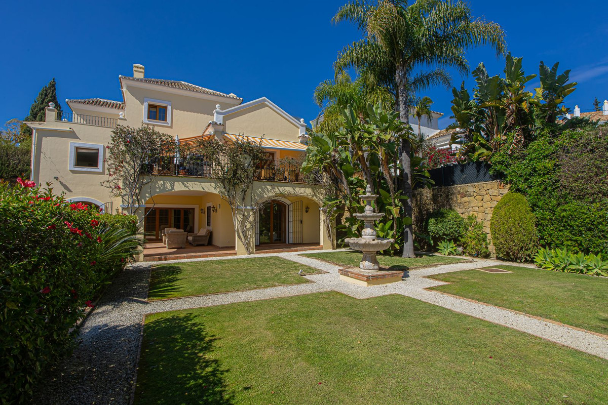 5 Bed Townhouse for sale in El Paraiso Costa Del Sol, Málaga, Spain