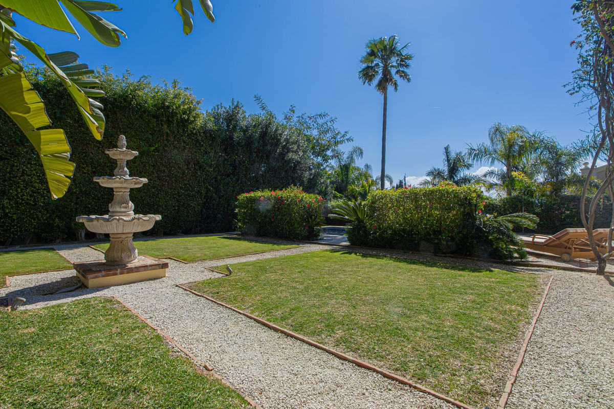 5 Bed Townhouse for sale in El Paraiso Costa Del Sol, Málaga, Spain