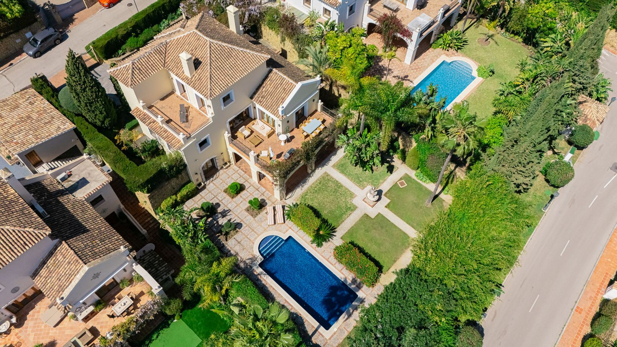 5 Bed Townhouse for sale in El Paraiso Costa Del Sol, Málaga, Spain