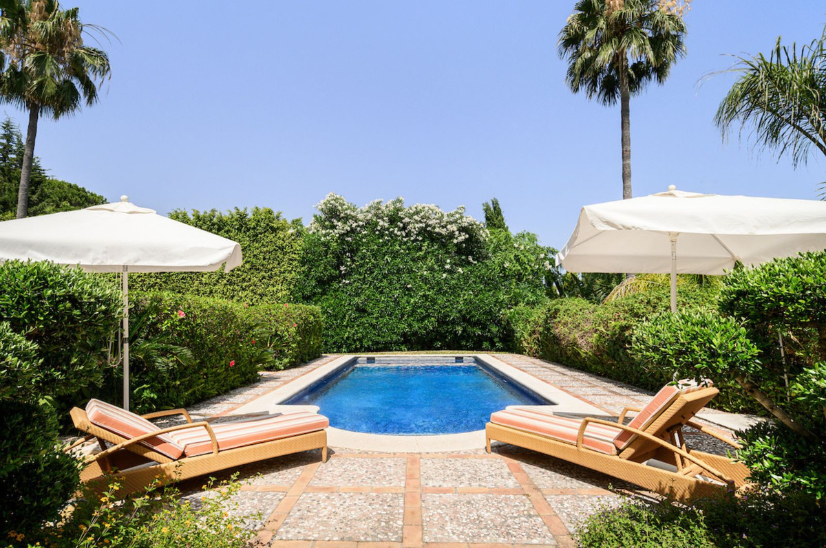 5 Bed Townhouse for sale in El Paraiso Costa Del Sol, Málaga, Spain
