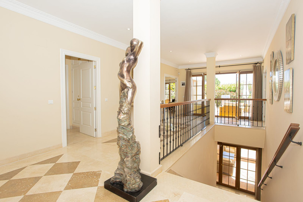 5 Bed Townhouse for sale in El Paraiso Costa Del Sol, Málaga, Spain