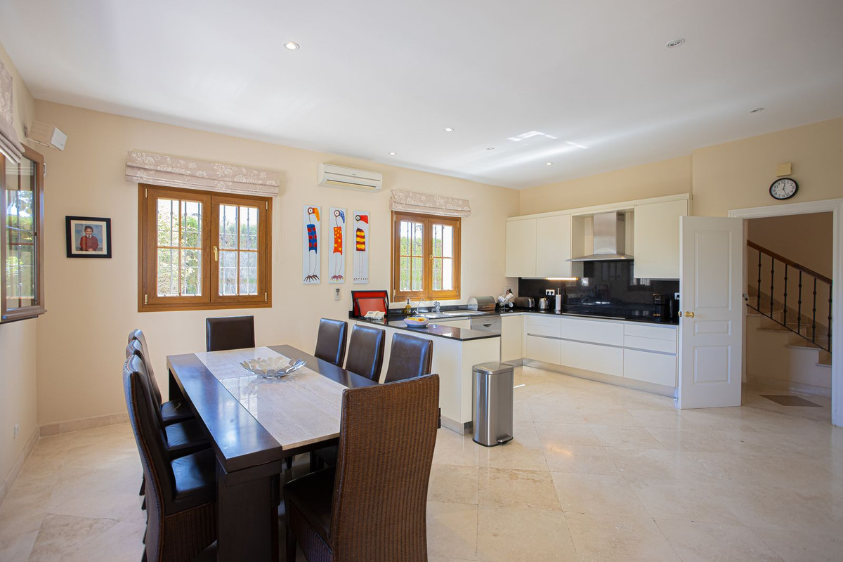 5 Bed Townhouse for sale in El Paraiso Costa Del Sol, Málaga, Spain