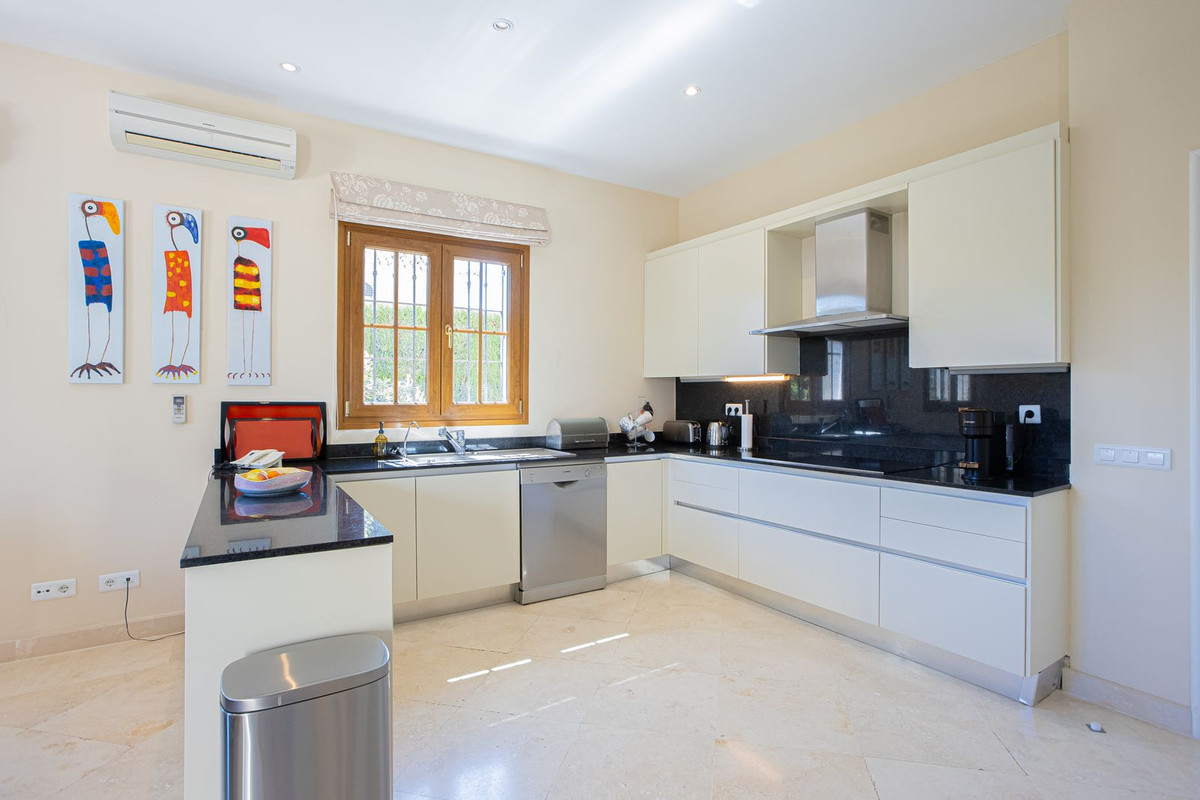 5 Bed Townhouse for sale in El Paraiso Costa Del Sol, Málaga, Spain