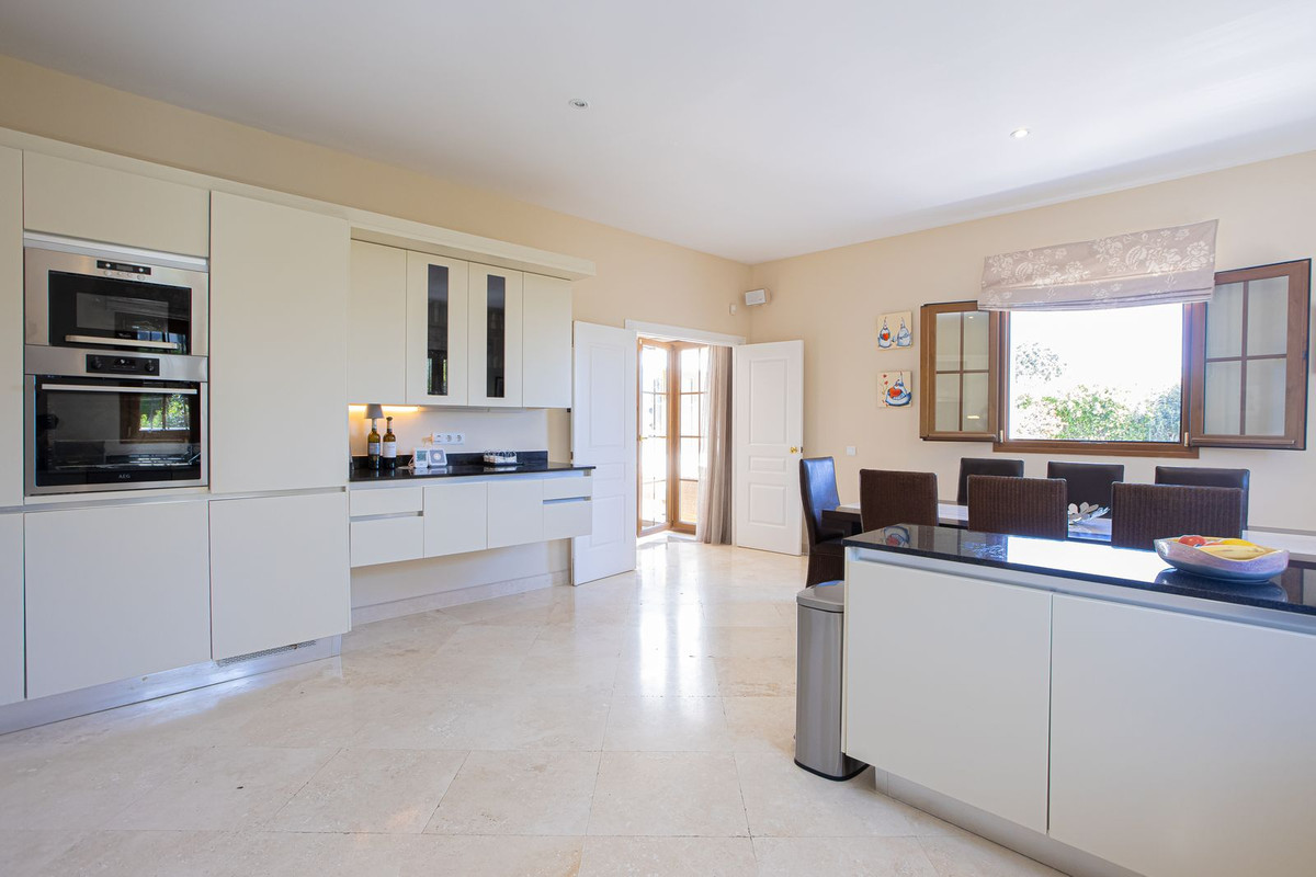 5 Bed Townhouse for sale in El Paraiso Costa Del Sol, Málaga, Spain