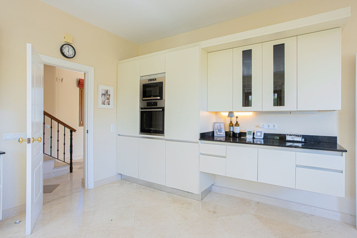 5 Bed Townhouse for sale in El Paraiso Costa Del Sol, Málaga, Spain