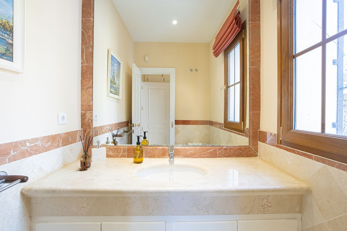 5 Bed Townhouse for sale in El Paraiso Costa Del Sol, Málaga, Spain