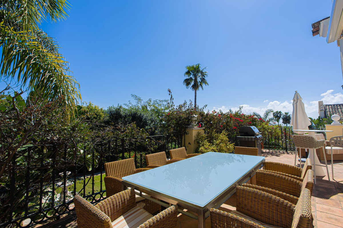 5 Bed Townhouse for sale in El Paraiso Costa Del Sol, Málaga, Spain