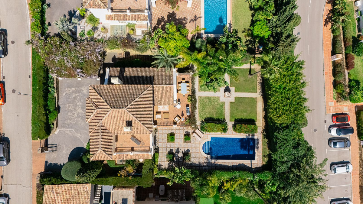 5 Bed Townhouse for sale in El Paraiso Costa Del Sol, Málaga, Spain