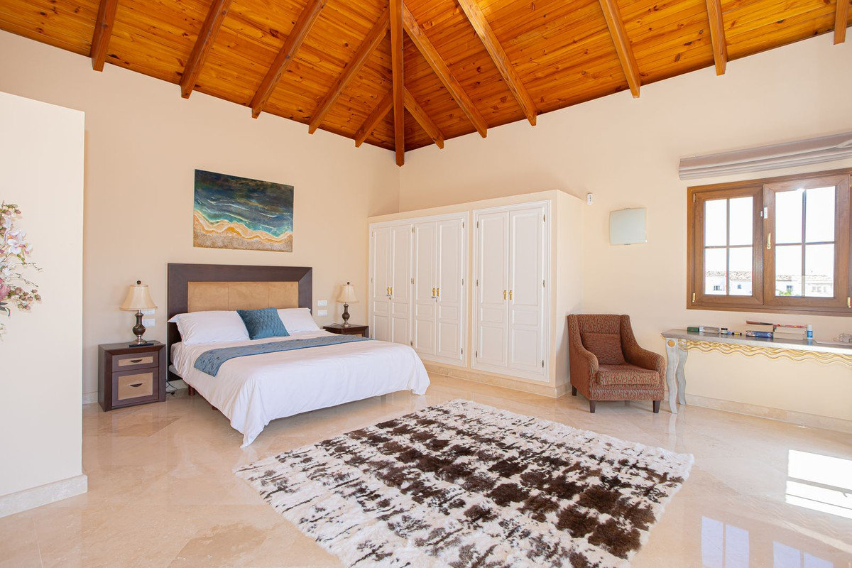 5 Bed Townhouse for sale in El Paraiso Costa Del Sol, Málaga, Spain