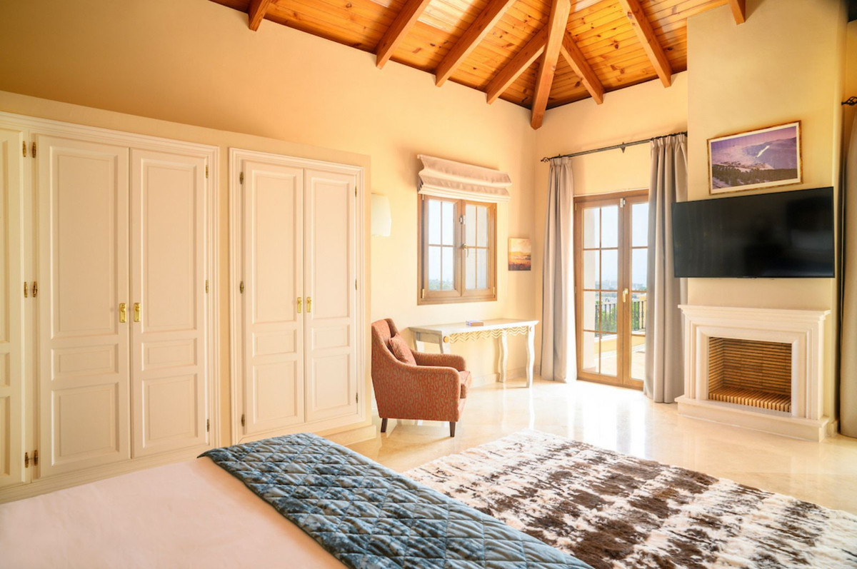 5 Bed Townhouse for sale in El Paraiso Costa Del Sol, Málaga, Spain