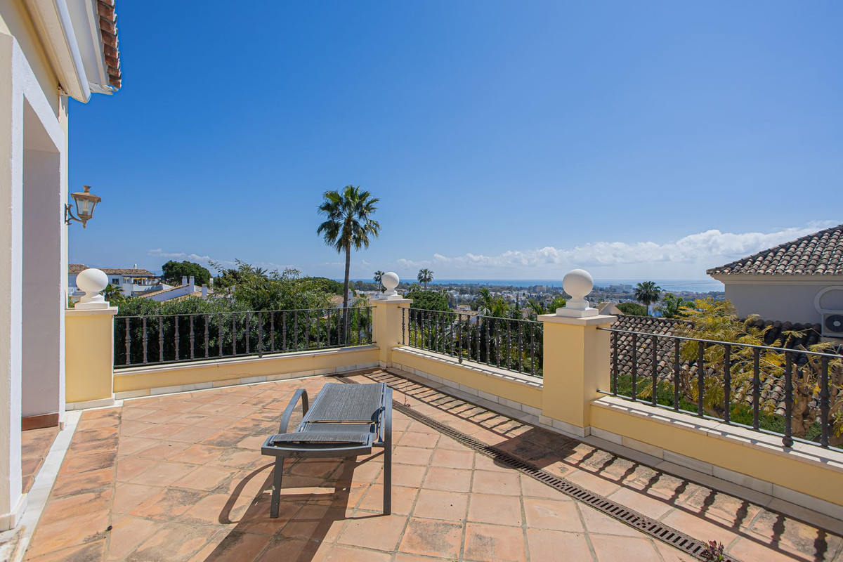 5 Bed Townhouse for sale in El Paraiso Costa Del Sol, Málaga, Spain