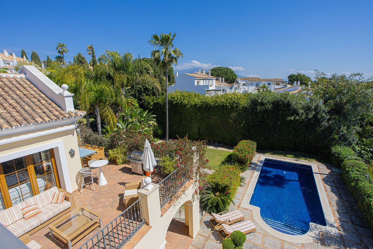 5 Bed Townhouse for sale in El Paraiso Costa Del Sol, Málaga, Spain
