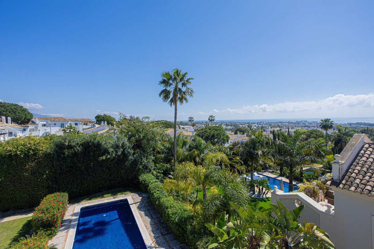 5 Bed Townhouse for sale in El Paraiso Costa Del Sol, Málaga, Spain