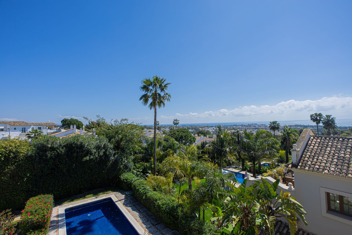 5 Bed Townhouse for sale in El Paraiso Costa Del Sol, Málaga, Spain