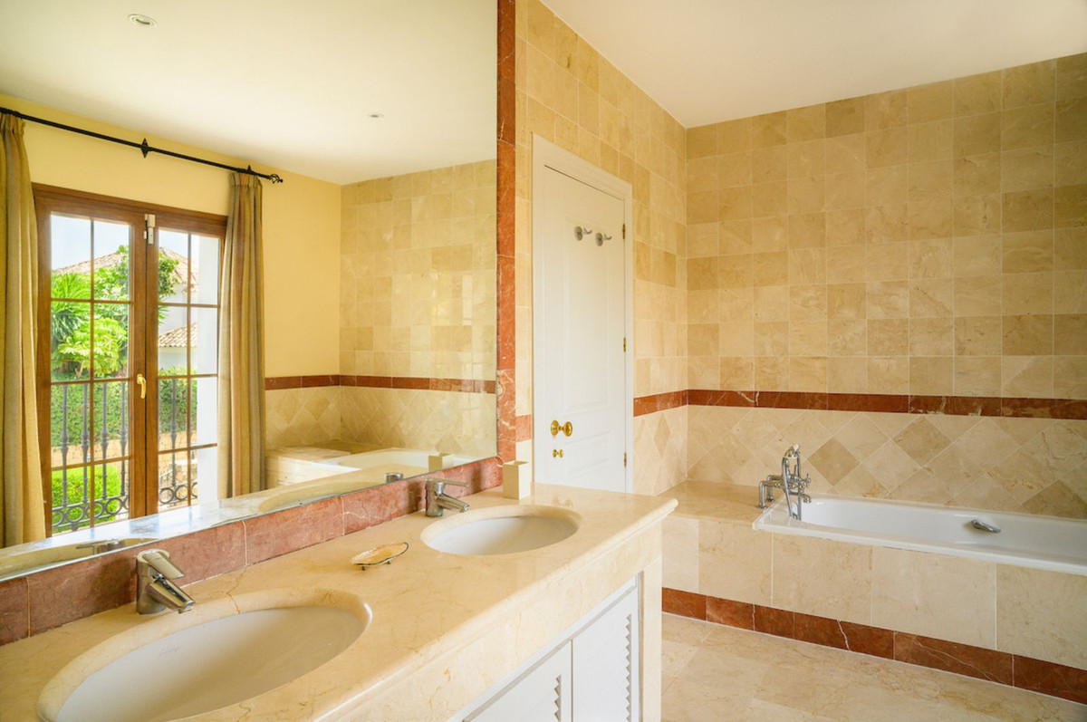 5 Bed Townhouse for sale in El Paraiso Costa Del Sol, Málaga, Spain