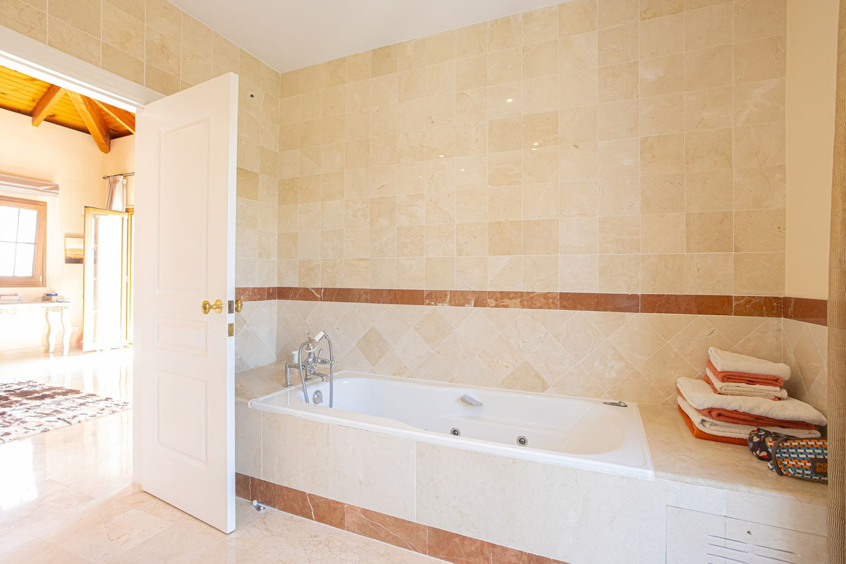 5 Bed Townhouse for sale in El Paraiso Costa Del Sol, Málaga, Spain