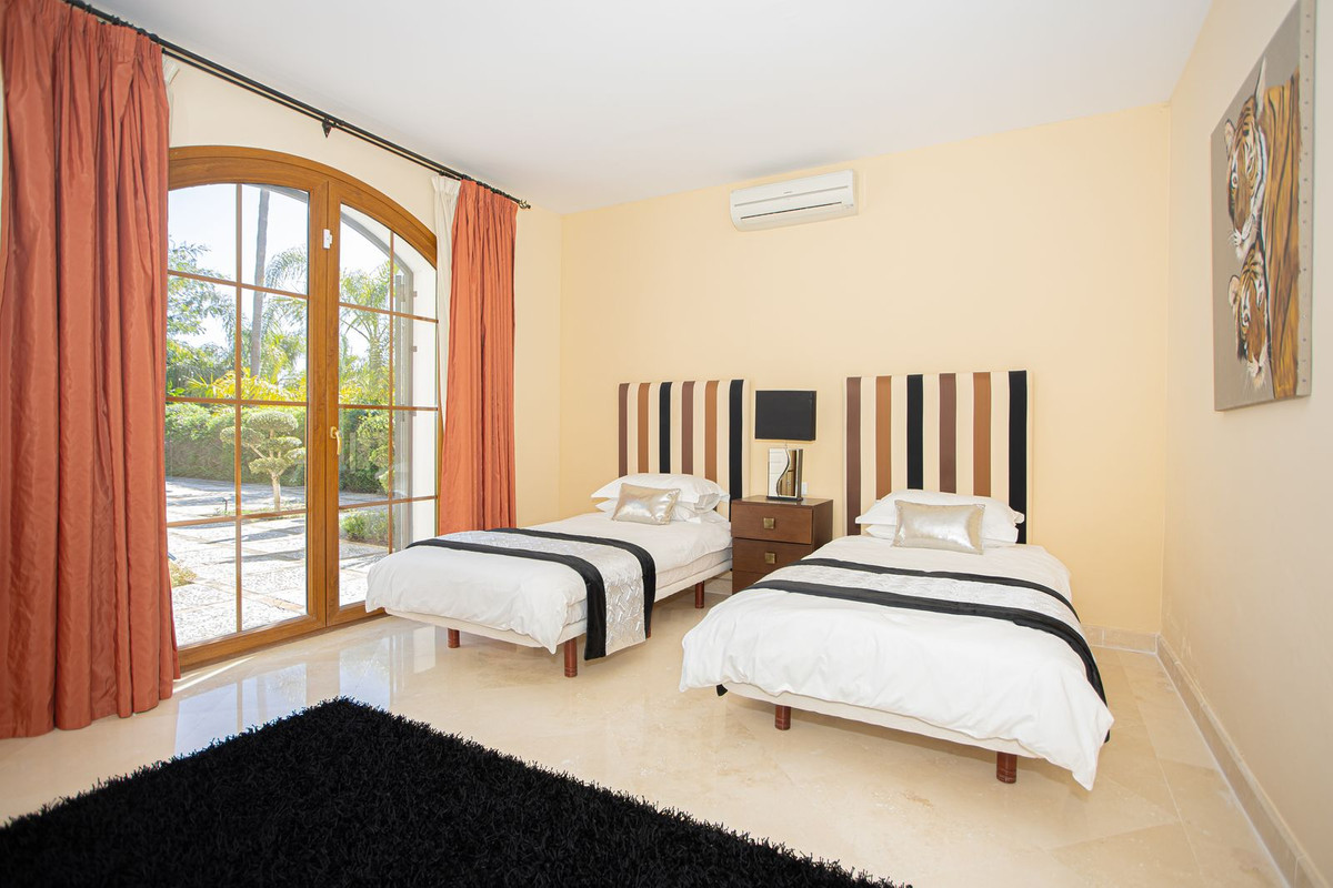 5 Bed Townhouse for sale in El Paraiso Costa Del Sol, Málaga, Spain