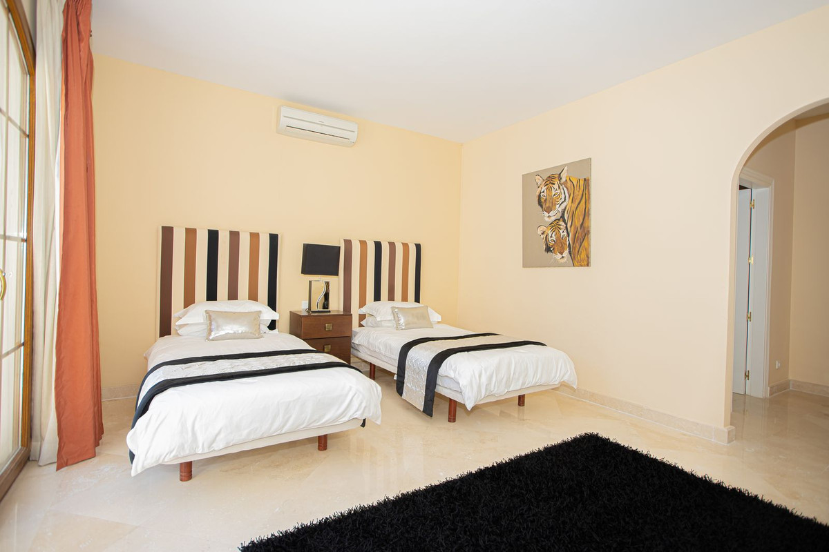 5 Bed Townhouse for sale in El Paraiso Costa Del Sol, Málaga, Spain