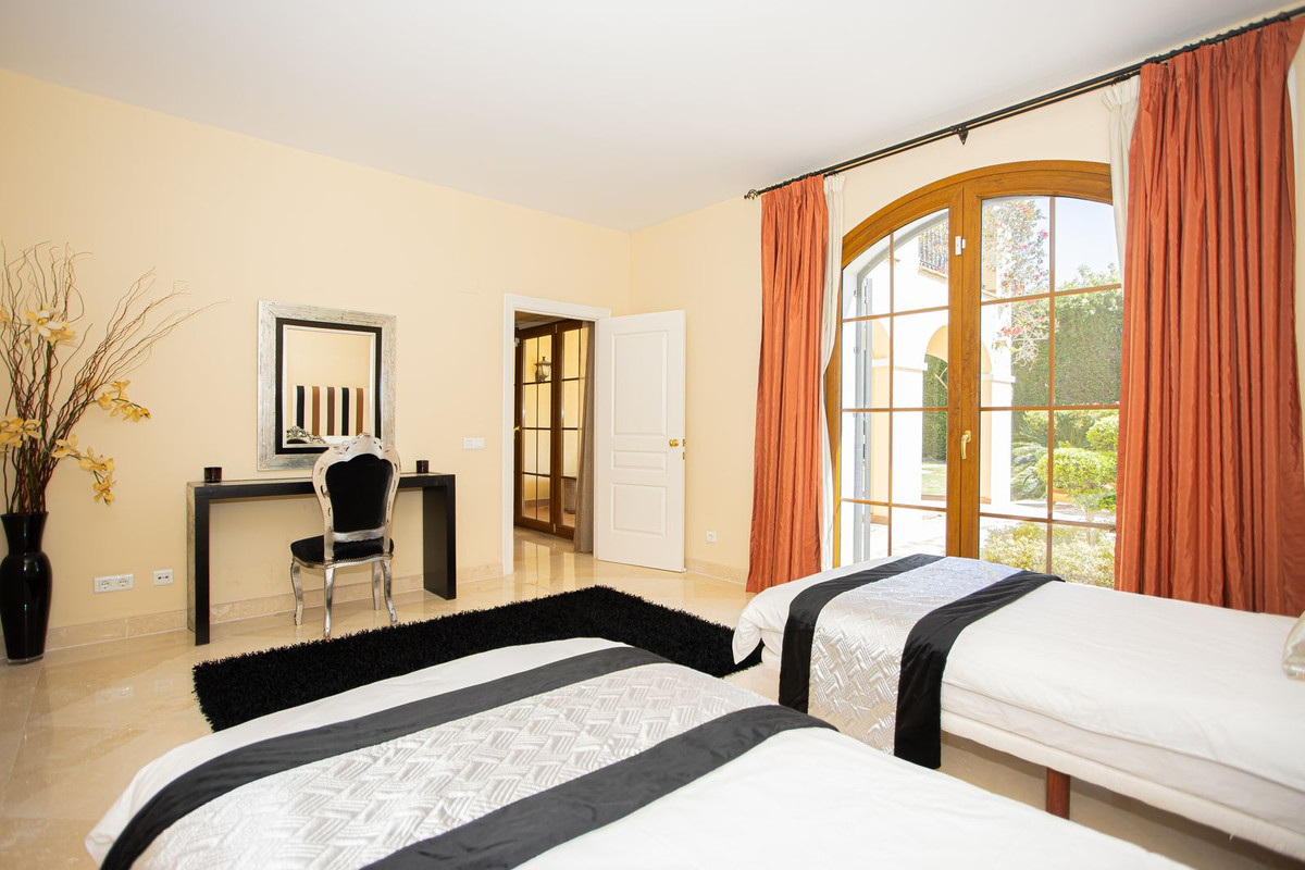 5 Bed Townhouse for sale in El Paraiso Costa Del Sol, Málaga, Spain