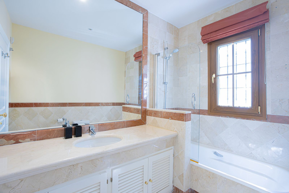 5 Bed Townhouse for sale in El Paraiso Costa Del Sol, Málaga, Spain