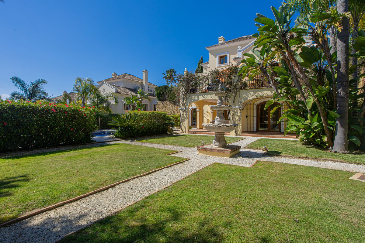 5 Bed Townhouse for sale in El Paraiso Costa Del Sol, Málaga, Spain