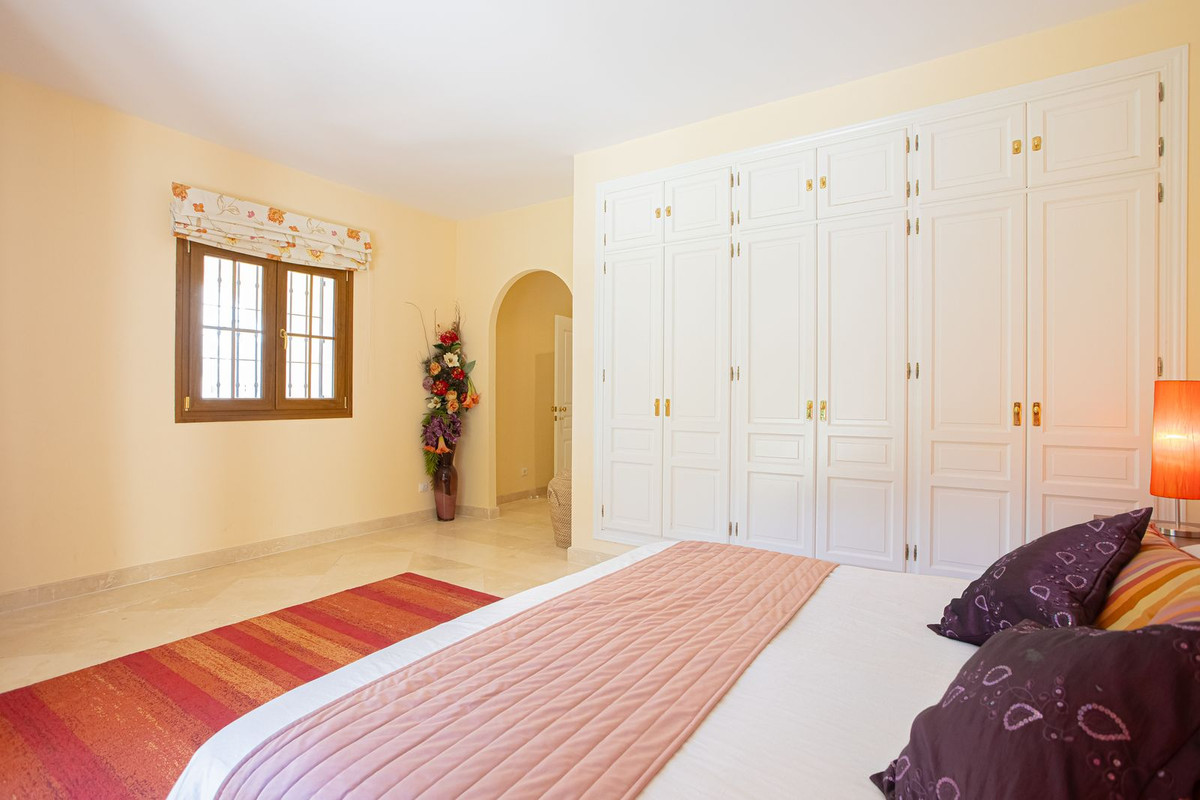 5 Bed Townhouse for sale in El Paraiso Costa Del Sol, Málaga, Spain