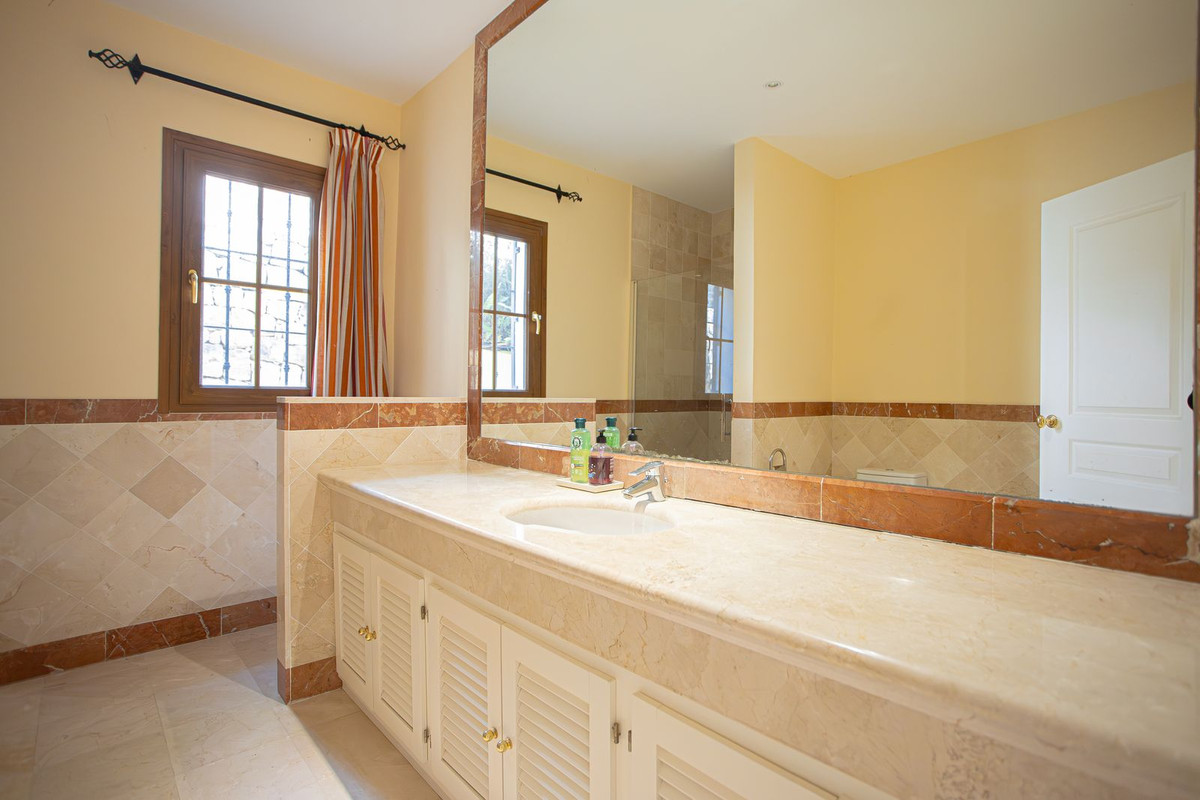 5 Bed Townhouse for sale in El Paraiso Costa Del Sol, Málaga, Spain