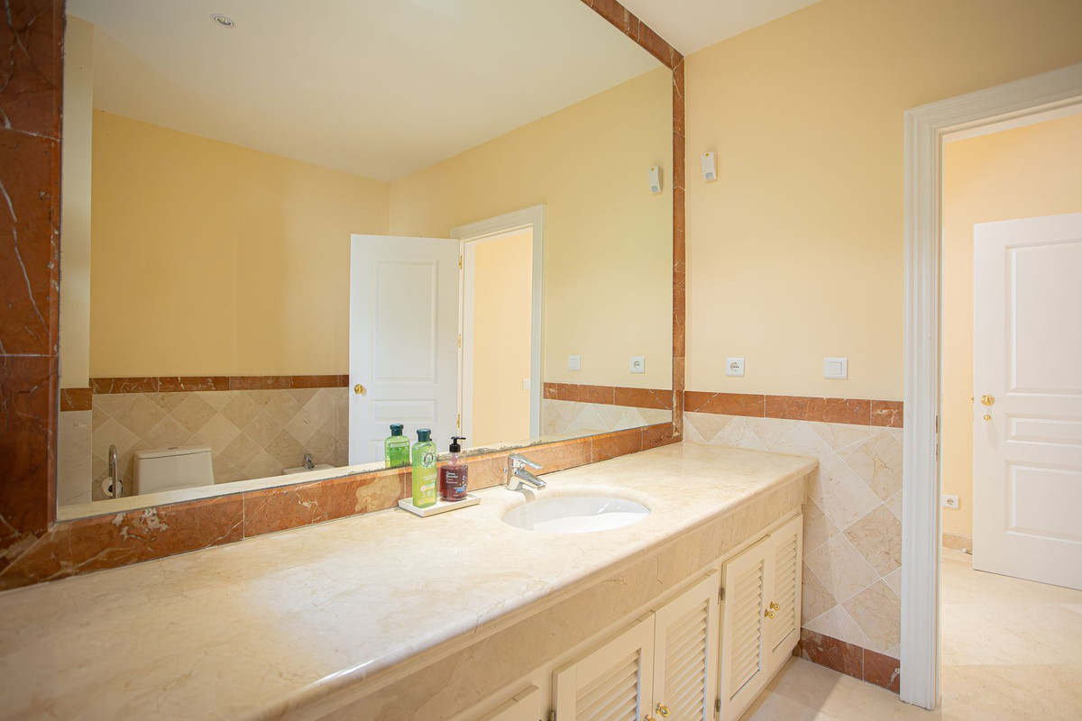 5 Bed Townhouse for sale in El Paraiso Costa Del Sol, Málaga, Spain