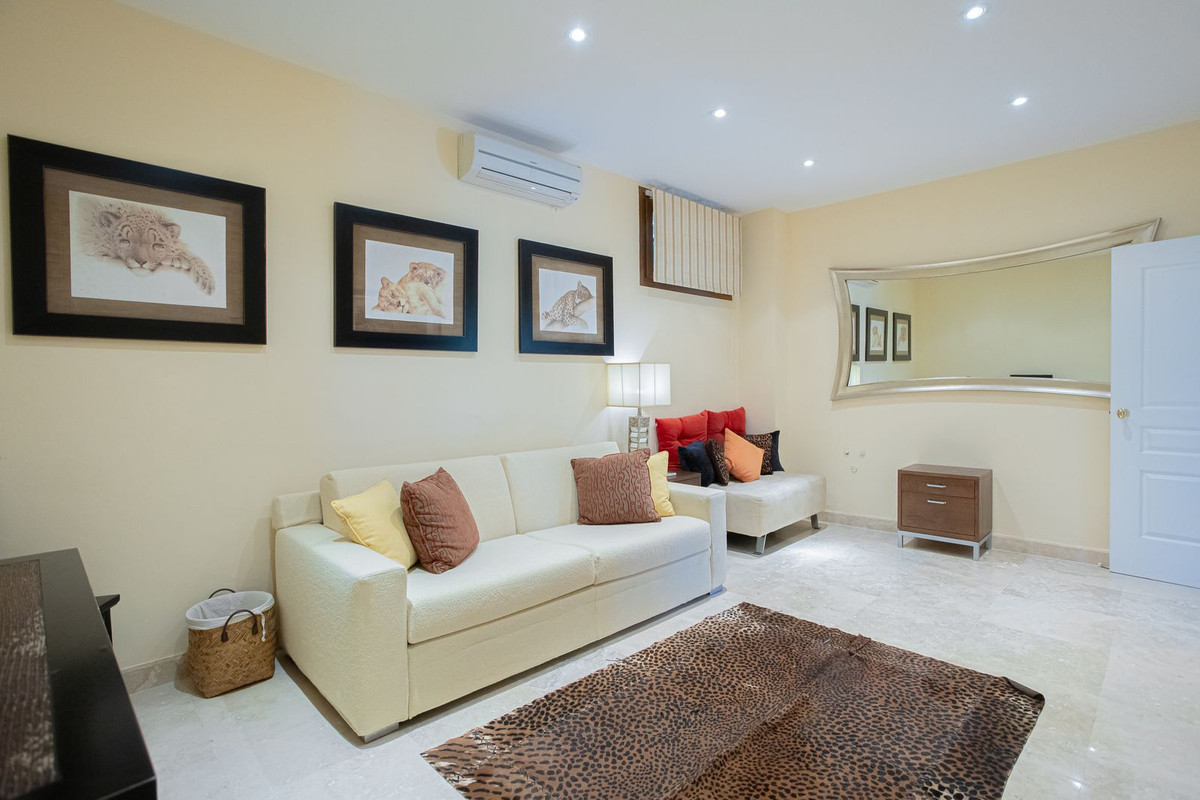 5 Bed Townhouse for sale in El Paraiso Costa Del Sol, Málaga, Spain