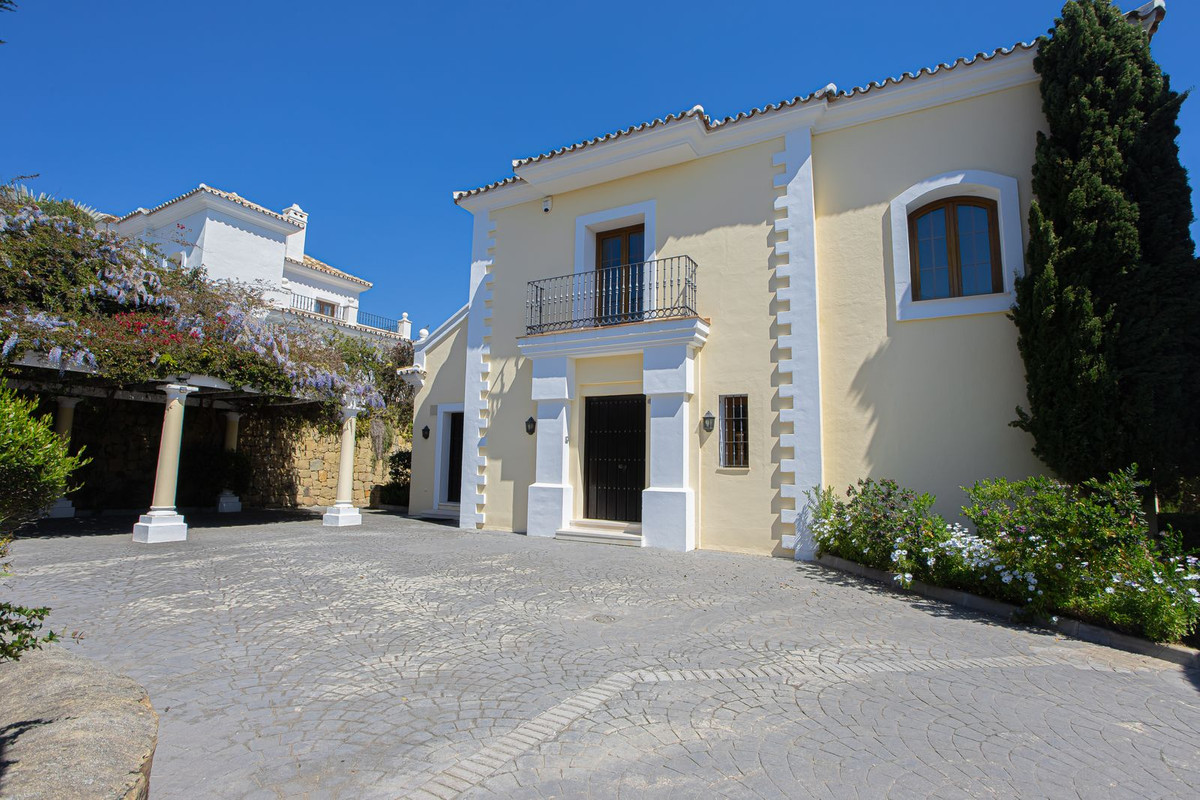 5 Bed Townhouse for sale in El Paraiso Costa Del Sol, Málaga, Spain