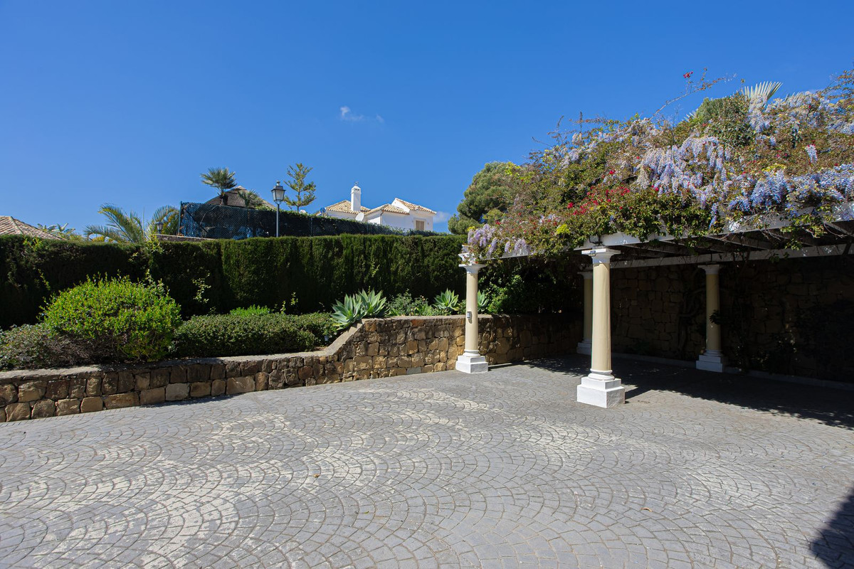 5 Bed Townhouse for sale in El Paraiso Costa Del Sol, Málaga, Spain