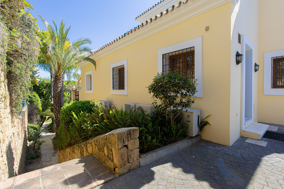 5 Bed Townhouse for sale in El Paraiso Costa Del Sol, Málaga, Spain