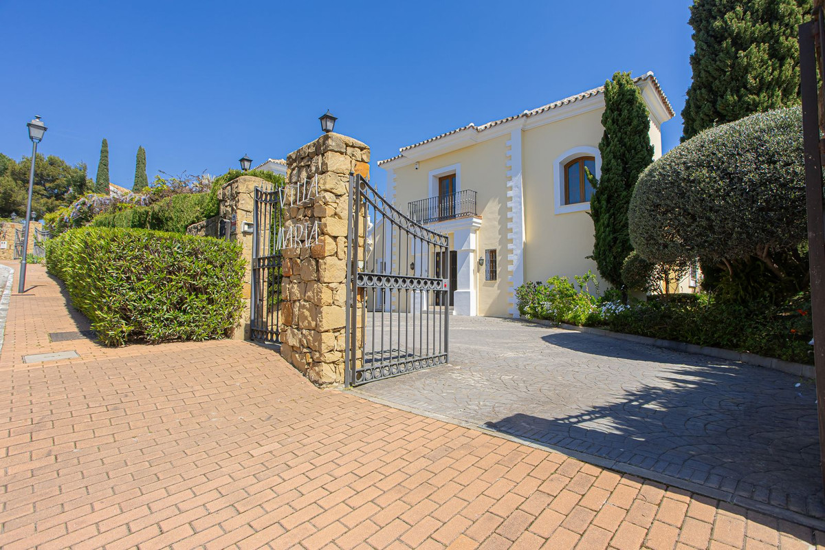 5 Bed Townhouse for sale in El Paraiso Costa Del Sol, Málaga, Spain